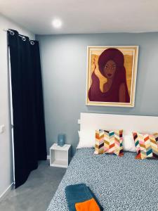 1 dormitorio con 1 cama con una pintura en la pared en Apartamento Estrella Centro, en Marbella