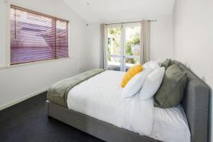 Gallery image of Waterfront 2-bed cottage, Karaka Bays in Wellington