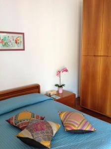 مكان مبيت وإفطار ستيلا مارينا في سيراكوزا: غرفة نوم بسرير ازرق مع وسادتين