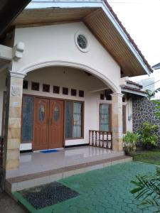 una casa con una entrada acogedora a una casa en RUMAH PAKSI HOMESTAY en Tanjungkarang