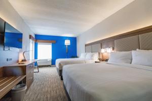 מיטה או מיטות בחדר ב-Holiday Inn Express Hotel & Suites Nashville Brentwood 65S