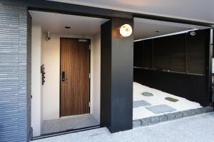 una porta d'ingresso di una casa con due specchi di Real Life SANGENJAYA a Tokyo