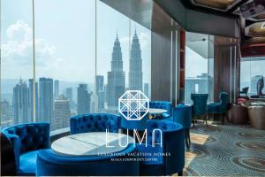 einen Blick auf die Skyline der Stadt Kuala Lumpur vom Jumeirah in der Unterkunft The Platinum Kuala Lumpur by LUMA in Kuala Lumpur