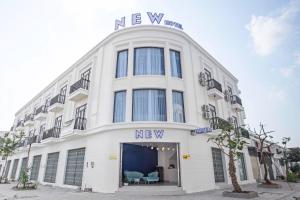 ラックザーにあるNew Hotelの上に看板がある白い建物