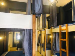 Palanda nebo palandy na pokoji v ubytování Nomads House