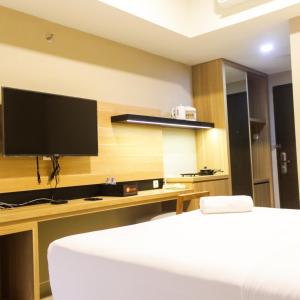 Kuchyň nebo kuchyňský kout v ubytování Cozy and Comfortable Studio (No Kitchen) Apartment at Mustika Golf Residence By Travelio