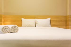 Postel nebo postele na pokoji v ubytování Cozy and Comfortable Studio (No Kitchen) Apartment at Mustika Golf Residence By Travelio + 10 fotografií