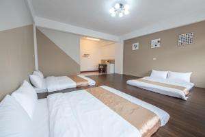 Rúm í herbergi á No Smoking INN