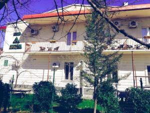 un edificio blanco con un balcón en el lateral. en AnSeZa, en Kutaisi