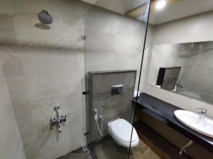 ein Bad mit einem WC und einem Waschbecken in der Unterkunft Hotel Himalayan Club in Masuri