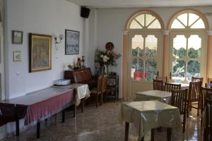 Reštaurácia alebo iné gastronomické zariadenie v ubytovaní Room in BB - Apraos Bay Hotel In Kalamaki Beach