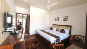 Un ou plusieurs lits dans un hébergement de l'établissement Hotel Sunny Cot Mussoorie Mallroad