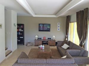 Sala de estar con 2 sofás y mesa en Opulent Villa in Le muy with Swimming Pool, en Le Muy
