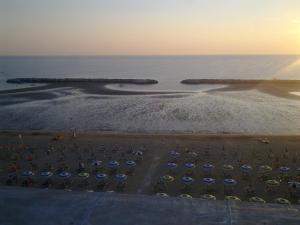 Luftblick auf einen Parkplatz neben dem Meer in der Unterkunft Hotel Suprem in Rimini