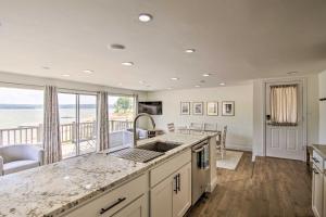 cocina con fregadero y vistas al océano en Updated Lakefront Cottage Walk to Boat Ramp!, en Monkey Island