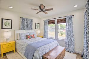 1 dormitorio con 1 cama y ventilador de techo en Updated Lakefront Cottage Walk to Boat Ramp!, en Monkey Island