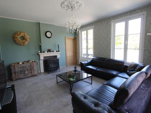 sala de estar con sofá y chimenea en Heritage Castle in Bar sur Seine, en Bar-sur-Seine