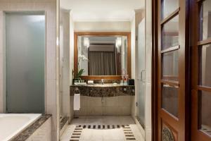 Koupelna v ubytování Hotel Santika Bandung