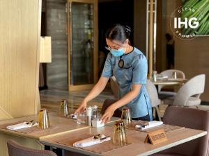 Restoranas ar kita vieta pavalgyti apgyvendinimo įstaigoje InterContinental Nha Trang, an IHG Hotel