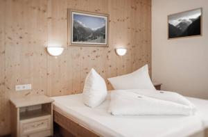 Postel nebo postele na pokoji v ubytování Hotel Silbertal
