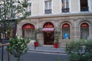 un edificio sul lato di una strada di Hotel Havane Opera a Parigi