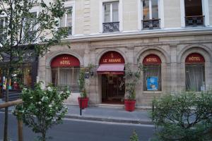 パリにあるHotel Havane Operaの通路側の建物