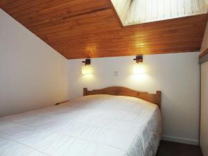 メリベルにあるModern villa with balcony in Coggiaの木製の天井のベッドルーム1室(白いベッド1台付)
