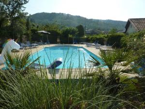 CourryにあるPretty Holiday Home in Courry with Swimming Poolの大きなスイミングプール(ラウンジチェア、木付)