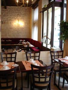 una sala da pranzo con tavoli e sedie in un ristorante di Hotel Havane Opera a Parigi