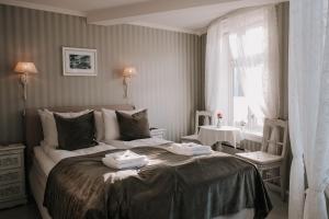 腓特烈斯塔Gamlebyen Hotell - Fredrikstad的卧室里有一张床，床上放着两条毛巾。 更多29张照片