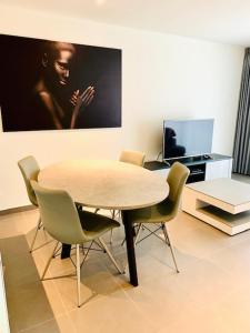 a dining room with a table and chairs at Even Aan Zee - Dukdalf in Nieuwpoort