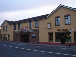 un edificio sul lato di una strada di Monaghans Harbour Hotel a Naas