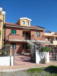 una casa con una escalera delante de ella en Porta Del Sole, en Manfredonia