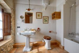 une salle de bain avec un lavabo, des toilettes et une baignoire dans l'établissement Mas Ramades, à L'Estartit 30 autres photos