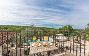 un balcón con una mesa con comida y bebidas. en Villa Kluni, en Momjan