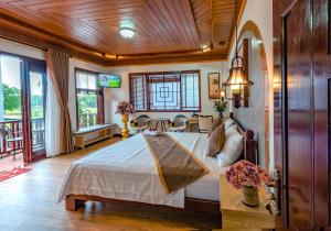 - une chambre avec un grand lit dans l'établissement Art Villa Hoi An, à Hội An