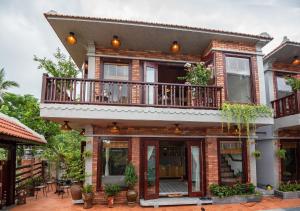 Cette maison dispose d'un balcon et d'une terrasse. dans l'établissement Art Villa Hoi An, à Hội An