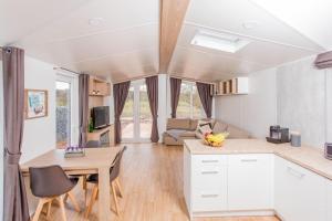 a kitchen and living room with a table and chairs at TinyHausHotel Beilngries in Beilngries