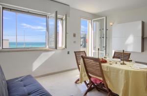 Posezení v ubytování Front Beach Torre Mozza by LoveSud + 15 fotografií