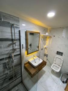A bathroom at Dedehan Hotel Még 29 kép