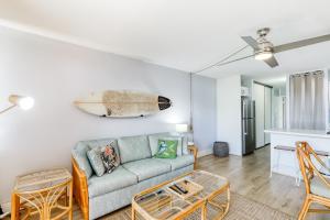 sala de estar con sofá y tabla de surf en la pared en Maui Vista 2121, en Kihei