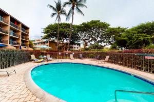una piscina con sillas y un complejo en Maui Vista 2121, en Kihei