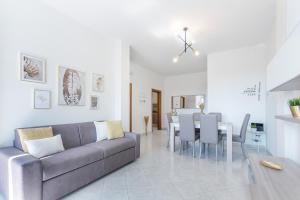 A kitchen or kitchenette at Luminoso Appartamento con Terrazzo Vicino all'Universita'