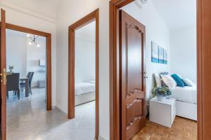 A bed or beds in a room at Luminoso Appartamento con Terrazzo Vicino all'Universita'