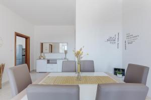 A kitchen or kitchenette at Luminoso Appartamento con Terrazzo Vicino all'Universita'