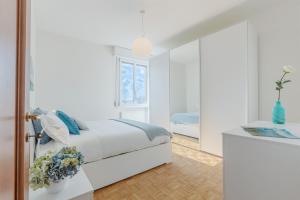 A bed or beds in a room at Luminoso Appartamento con Terrazzo Vicino all'Universita'
