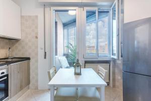 A kitchen or kitchenette at Luminoso Appartamento con Terrazzo Vicino all'Universita'