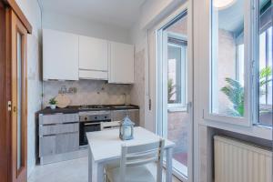 A kitchen or kitchenette at Luminoso Appartamento con Terrazzo Vicino all'Universita'