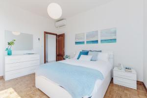 A bed or beds in a room at Luminoso Appartamento con Terrazzo Vicino all'Universita'