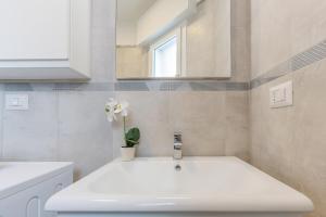 A bathroom at Luminoso Appartamento con Terrazzo Vicino all'Universita'